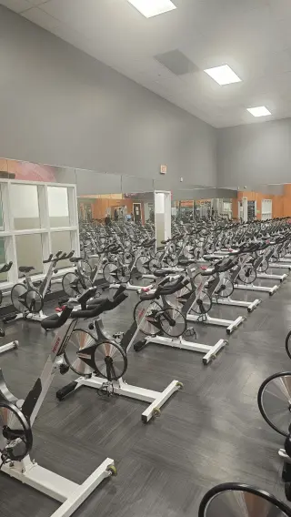 (Janitor) TRABAJA EN LA FITNESS Y ENTRENA GRATIS! (Part-Time) Limpieza