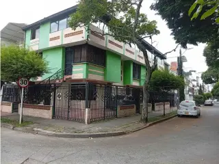 Amplia Casa Multifamiliar en Venta