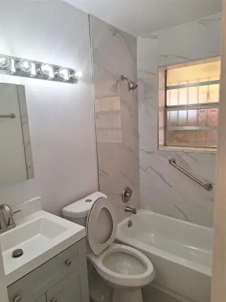 Well maintained 2/1 TRIPLEX located in a quiet, family-friendly neighborhood