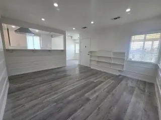 Venga a ver esta hermosa casa recién renovada.