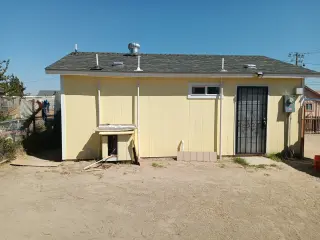 Se Renta Estudio – $700 al mes más tarifa por mascota.