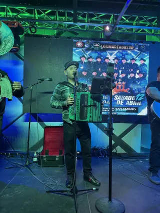 🚨Grupo sierreño con Tuba🎸🎷