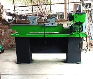 Torno bueno de metro Pintado y ajustado