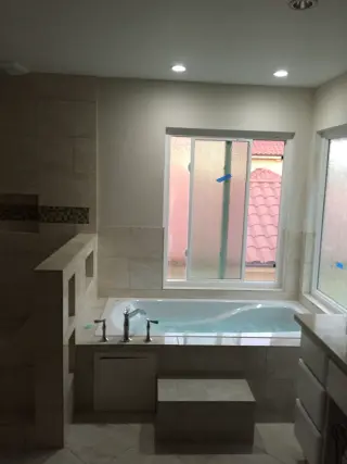 Renovación de Baño Moderno con Ducha de Vidrio