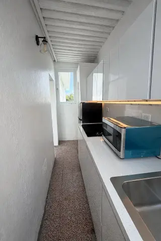 Encantadora casa renovada de dos niveles, a solo unos pasos de la calle Loíza.