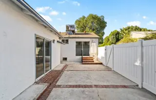 15944 Valerio St, Van Nuys, CA 91406