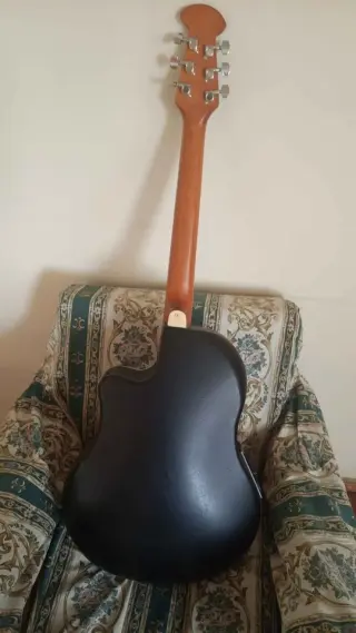 Guitarra electroacústica Strong (tipo ovation)