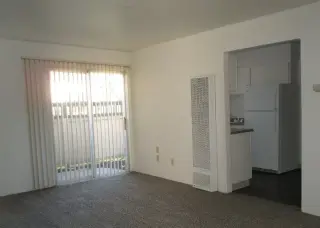 Depto espacioso y moderno en El Monte CA con calefaccion y garaje gratis