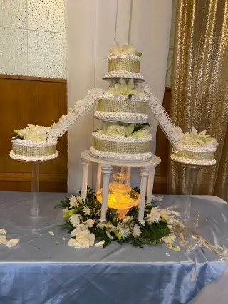 Elegante Configuración de Mesa para Fiestas