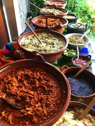 Cazuelitas de guisados con tortillas hechas a mano