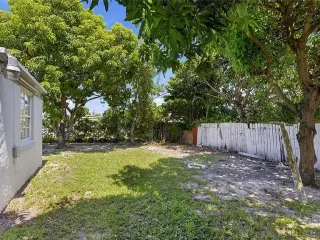 Hialeah Gem with Tropical Charm!