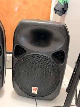 Altavoces portátil marca rockville precio $180