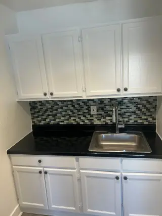 NEWLY RENOVATED BACHELOR UNIT WITH A/C, AVAILABLE NOW!!!!