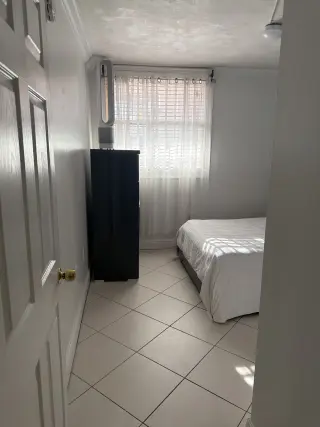 Acogedora Habitación con Cama Queen en Renta