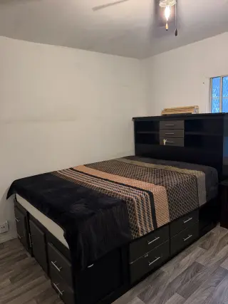 Tengo dos cuartos disponibles uno amueblado