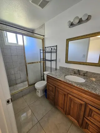 Es un cuarto amplio en una casa familiar