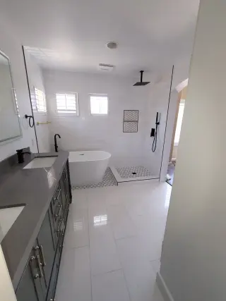 Renovación de Ducha Moderna con Diseño Elegante