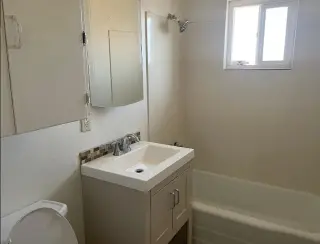 Baño completo Unidad de A/C en la sala y el dormitorio 1 recámara