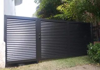Instalador de cercas con licencia de manejar.