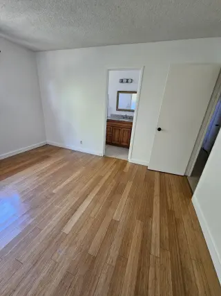 Es un cuarto amplio en una casa familiar