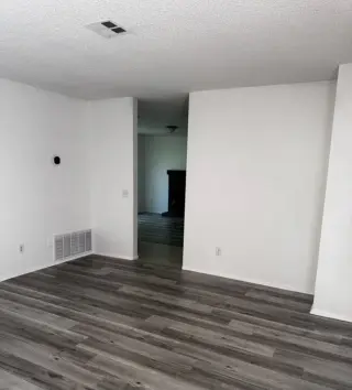 3 Encantadora casa de tres habitaciones y dos baños completos.