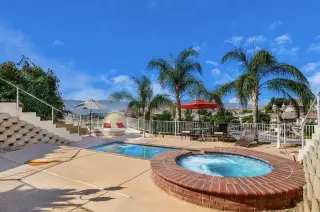Habitación en renta en Lake Elsinore, casa amplia con piscina, área tranquila.