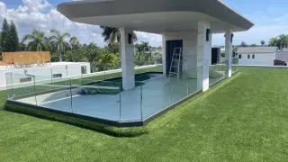 Instalación de Barandilla de Vidrio Moderna para Balcón