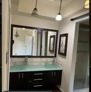 2 dormitorios y 2 baños con amplia sala