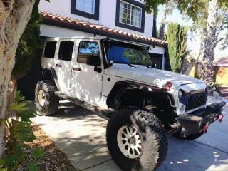 2018 Jeep Wrangler JK Unlimited Sahara - 4WD, V6, SUV de 4 puertas