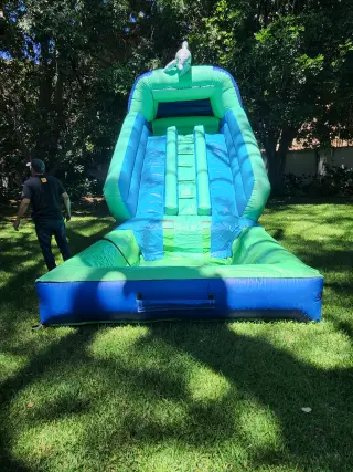TOROS MECANICOS Y WATER SLIDES