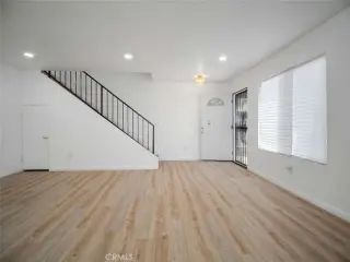 Bienvenido a esta residencia de dos plantas bellamente renovada.