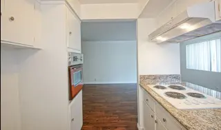 Este espacioso apartamento en Walnut CA cuenta con un dormitorio y un baño.