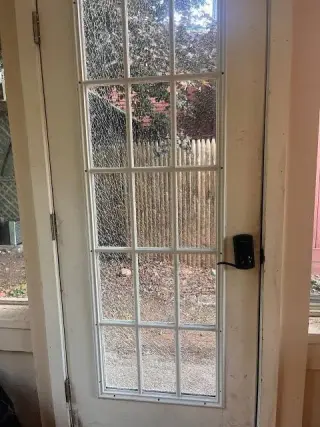 Broken Glas Windows and Doors/Vidrios/Ventanas