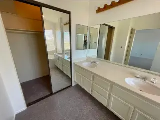 Rento cuarto grande con baño
