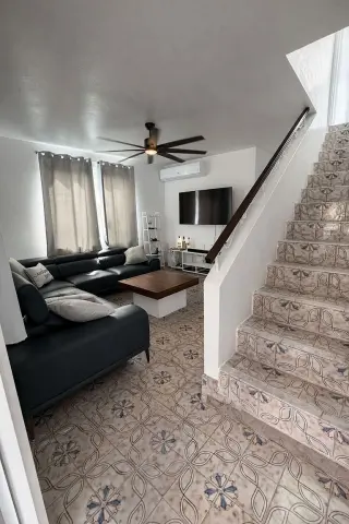 Encantadora casa renovada de dos niveles, a solo unos pasos de la calle Loíza.