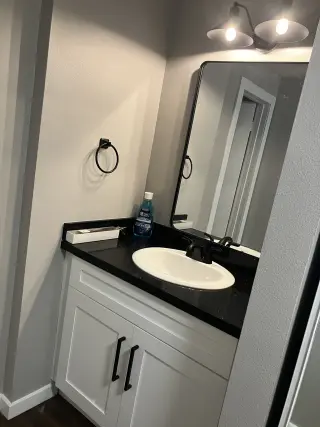 Espacio tipo estudio privado en Redondo Beach – Servicios incluidos – $1,700