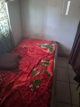 SE COMPARTE UN ESPACIO ENTRE LA SALA Y LA COCINA.