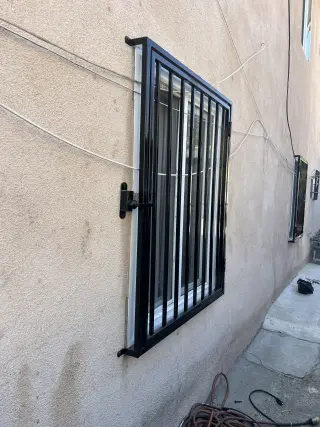 Elegante Puerta de Madera y Metal en Venta