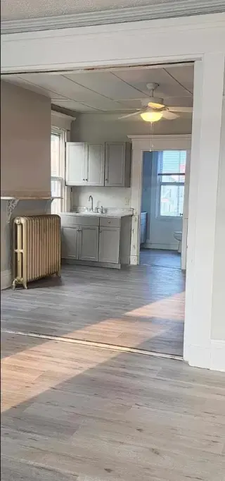 Depto 1 rec remodelado en Pomona CA bano nuevo pisos de madera pulidos