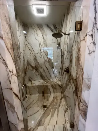 Renovación de Baño Moderno con Características Elegantes