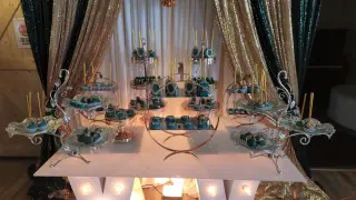 Exhibidor de Pasteles Elegante para Quinceañera