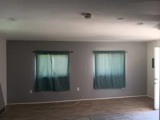 Se Renta Estudio – $700 al mes más tarifa por mascota.