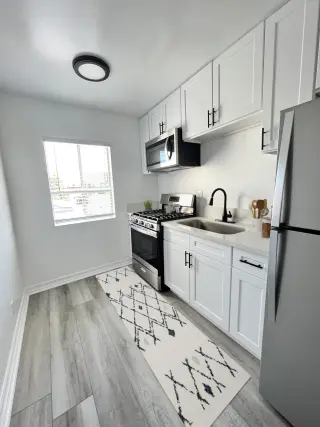 Renovated Studio w/ Modern Kitchen, Pool, Gym & Parking – East Hollywood