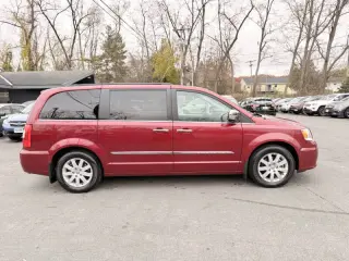 2012 Chrysler Town and Country Touring-L
