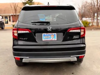 2019 Honda Pilot Touring w/Rear Captain's Chairs