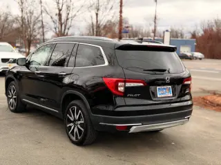 2019 Honda Pilot Touring w/Rear Captain's Chairs