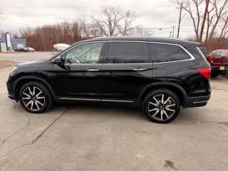 2019 Honda Pilot Touring w/Rear Captain's Chairs