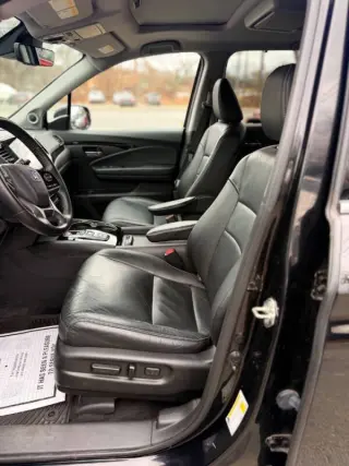 2019 Honda Pilot Touring w/Rear Captain's Chairs