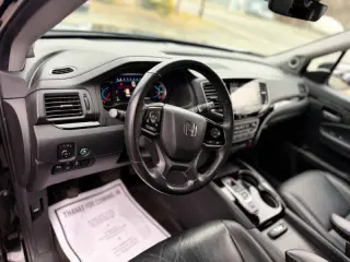 2019 Honda Pilot Touring w/Rear Captain's Chairs