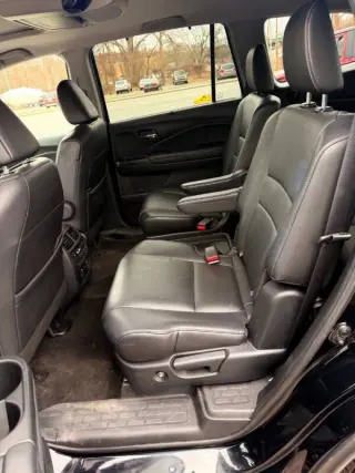 2019 Honda Pilot Touring w/Rear Captain's Chairs